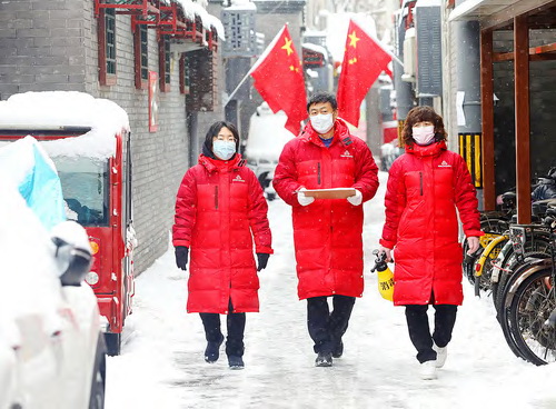 社区工作人员和街道下沉干部冒雪进行疫情防控走访.jpg