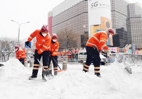 环卫工人清理积雪.jpg